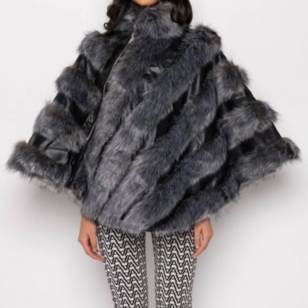 RUNWAY SUPERMODEL STATUS  MOTO PONCHO WITH FAUX FUR ( BRAND NEW !!!)